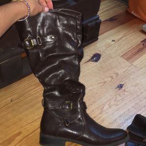 Shin high brown riding boots